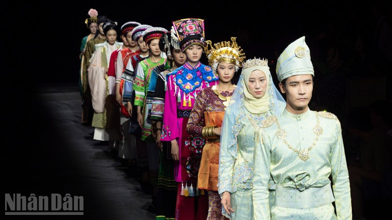 Models present traditional costumes and accessories from countries. Models present traditional costumes and accessories from countries.