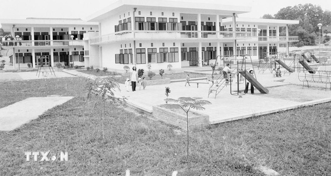 Construction of Georgi Dimitrov Kindergarten (now Viet Nam-Bulgaria High-Quality Kindergarten) in Ha Noi, a gift from the Bulgarian Women’s Union to Vietnamese children, is completed in December 1981. (Photo: VNA) Construction of Georgi Dimitrov Kindergarten (now Viet Nam-Bulgaria High-Quality Kindergarten) in Ha Noi, a gift from the Bulgarian Women’s Union to Vietnamese children, is completed in December 1981. (Photo: VNA)