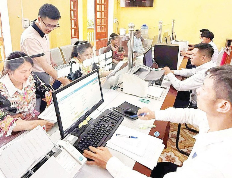 Young officials assist Mong residents in Tram Tau Commune (Lao Cai Province) with administrative procedures. (Photo: Thanh Son) Young officials assist Mong residents in Tram Tau Commune (Lao Cai Province) with administrative procedures. (Photo: Thanh Son)