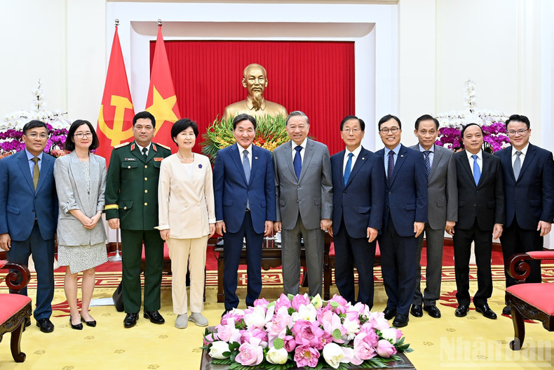 Participants in the meeting pose for a group photo. (Photo: NDO) partyleader2.jpg