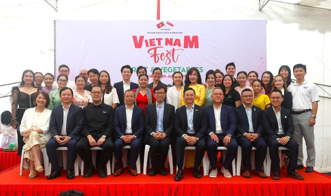 Participants pose for a group photo at the Viet Nam Fruit and Vegetable Festival 2025. (Photo: VNA) Participants pose for a group photo at the Viet Nam Fruit and Vegetable Festival 2025. (Photo: VNA)