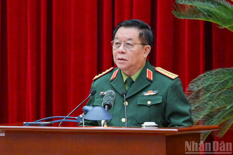 Chairman of the General Department of Politics of the Viet Nam People’s Army Nguyen Trong Nghia delivers a presentation at the conference.
