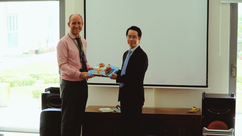 Ambassador Tran Anh Vu hands over the books to the leaders of International School Brunei. Ambassador Tran Anh Vu hands over the books to the leaders of International School Brunei.