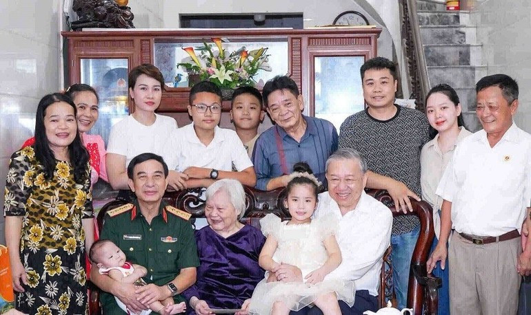 General Secretary To Lam and General Phan Van Giang, Minister of National Defence, pose for a commemorative photo with the family of Heroic Vietnamese Mother Nguyen Thi Oanh. (Photo: THANH CUONG) General Secretary To Lam and General Phan Van Giang, Minister of National Defence, pose for a commemorative photo with the family of Heroic Vietnamese Mother Nguyen Thi Oanh. (Photo: THANH CUONG)