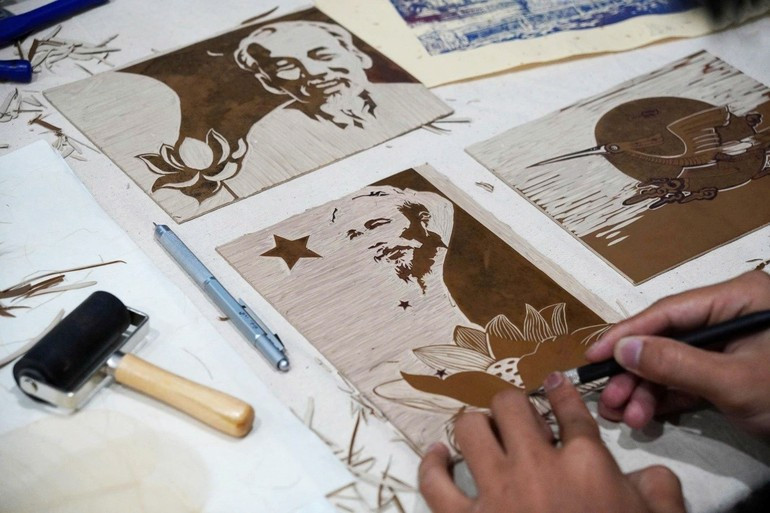 Workshop on printing and carving “Vietnamese symbols” – one of the engaging activities within the exhibition at the Van Mieu–Quoc Tu Giam. Workshop on printing and carving “Vietnamese symbols” – one of the engaging activities within the exhibition at the Van Mieu–Quoc Tu Giam.