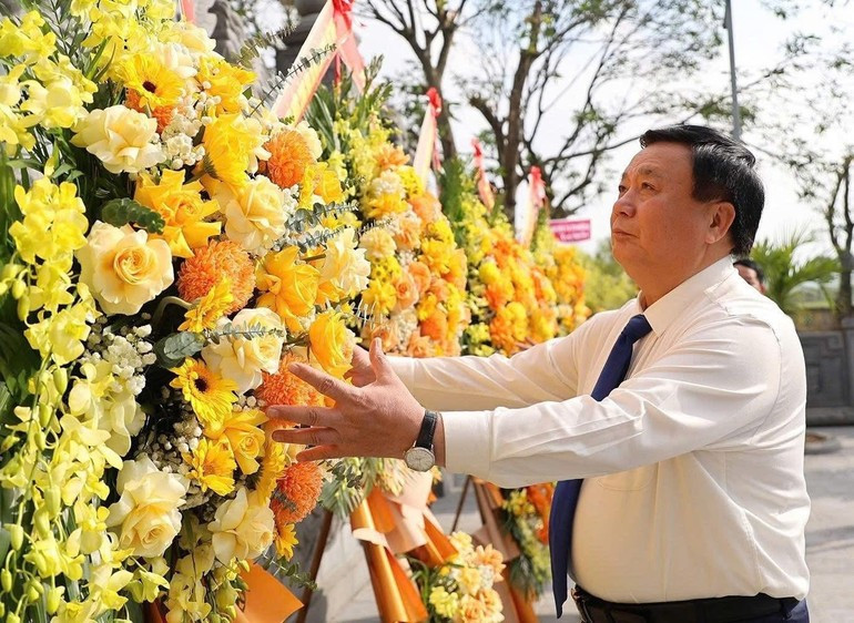 Politburo member Nguyen Xuan Thang lays flowers at the tomb of Great Poet Nguyen Du.