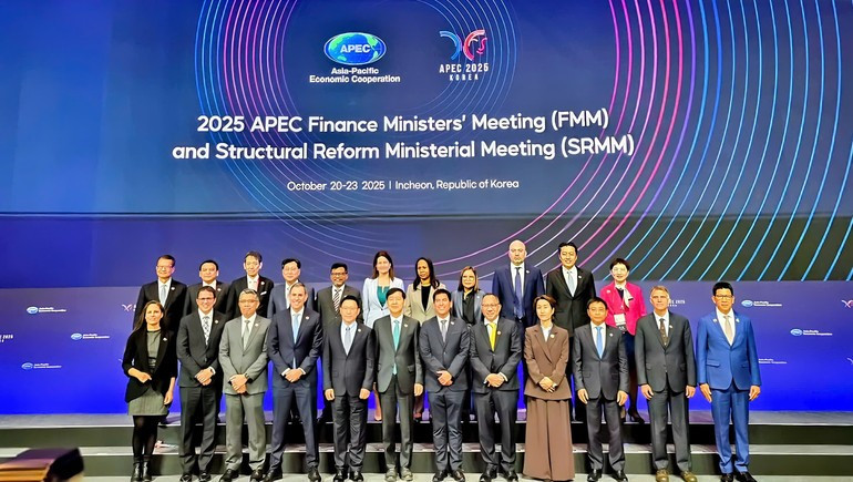 The delegates attend the 32nd APEC Finance Ministers' Meeting in the RoK. The delegates attend the 32nd APEC Finance Ministers' Meeting in the RoK.