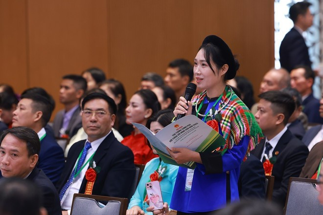 Vuong Thi Thuong, a farmer from Lang Son province, speaks at the dialogue (Photo: VNA)