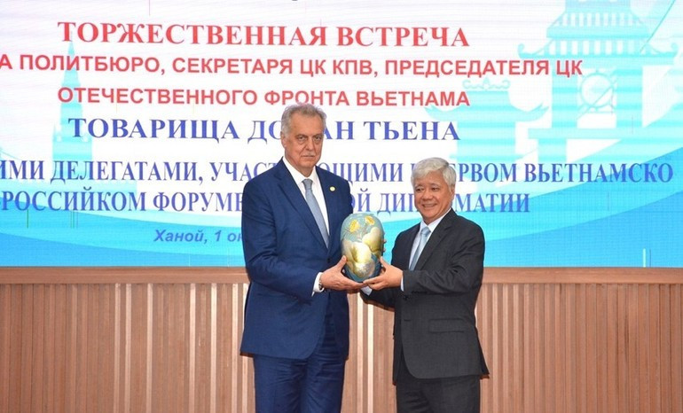 VFFCC President Do Van Chien presents a souvenir to Evgeny Grigoriev, Chairman of the Saint Petersburg Committee for External Relations. VFFCC President Do Van Chien presents a souvenir to Evgeny Grigoriev, Chairman of the Saint Petersburg Committee for External Relations.