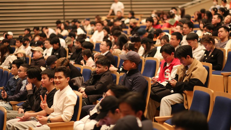 The event attracts a large number of Vietnamese participants, particularly young people.