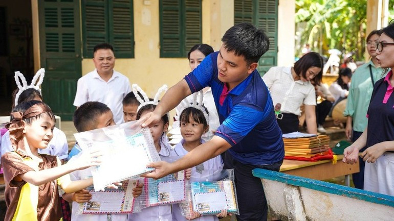 Gifts delivered to students in disadvantaged regions. Gifts delivered to students in disadvantaged regions.