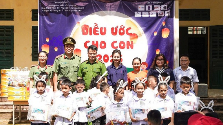 The programme “A Wish for Children” delivers gifts to pupils at Bac Phong Primary and Secondary School, Phu Tho Province. The programme “A Wish for Children” delivers gifts to pupils at Bac Phong Primary and Secondary School, Phu Tho Province.