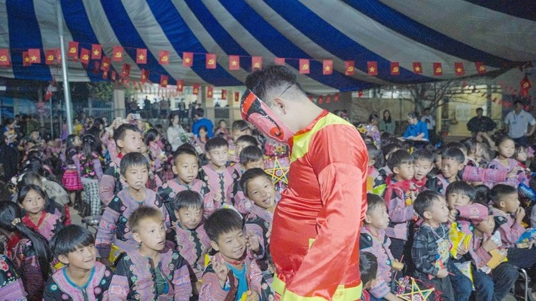 The Mid-Autumn Festival was celebrated vibrantly at Hang Kia A Primary and Secondary School in Pa Co Commune, Phu Tho Province. The Mid-Autumn Festival was celebrated vibrantly at Hang Kia A Primary and Secondary School in Pa Co Commune, Phu Tho Province.