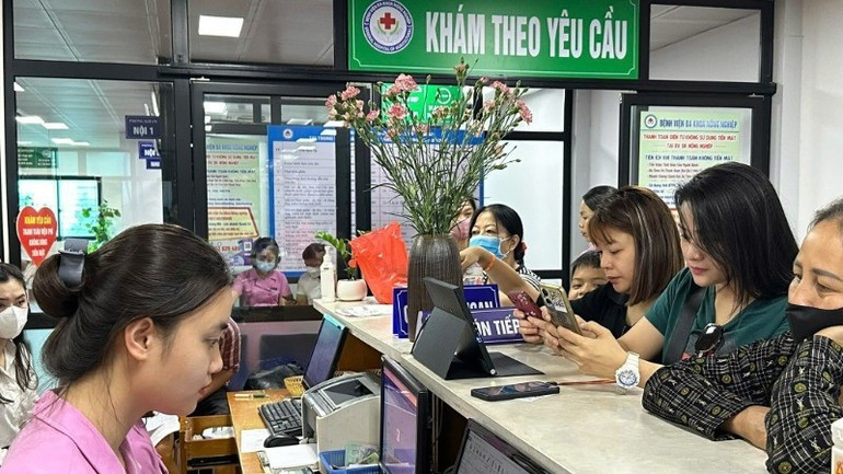 Patients make cashless payments at the Agricultural General Hospital. Patients make cashless payments at the Agricultural General Hospital.