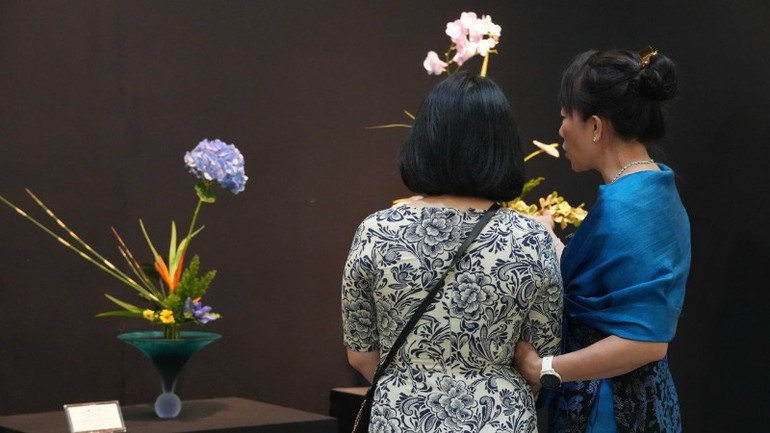 Visitors admire highly artistic Ikebana works. Visitors admire highly artistic Ikebana works.