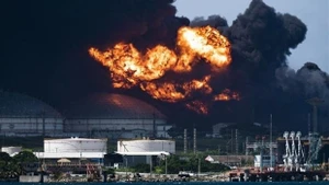 A view of the massive fire at the fuel depot, sparked overnight by a lightning strike in Matanzas in western Cuba. (Photo: AFP)