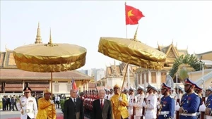 King Norodom Sihamoni presides over a ceremony to welcome General Secretary and President Nguyen Phu Trong for a state visit to Cambodia on February 25-26, 2019. (Photo: VNA)