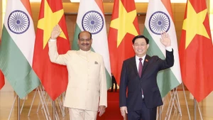 NA Chairman Vuong Dinh Hue (R) welcomes Speaker of the Indian Lok Sabha (the lower house) Om Birla (Photo: VNA) 