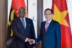 Minister of Foreign Affairs Le Hoai Trung (R) welcomes visiting Angolan Minister of External Relations Téte António in Ha Noi on June 4 (Photo: VNA)