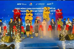 Delegates perform the inaugural ceremony for the Shenzhen (China) – Da Nang (Viet Nam) air route. (Photo: ANH DAO)