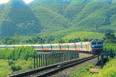 Under the proposal prepared by the VRC, the tourist train will travel approximately 190 km, connecting Hue, Dong Ha, My Trach, Dong Hoi and Tho Loc stations. (Illustrative photo: VNA)