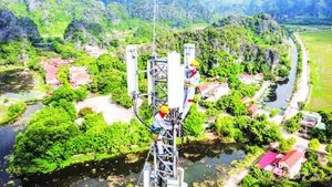 Installation of a Viettel 5G base station. (Photo: VIET HAI)