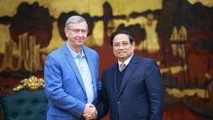 Prime Minister Pham Minh Chinh (R) and founder of AFK Sistema Vladimir Petrovich Evtushenkov (Photo: VNA)