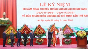 Party General Secretary To Lam awards the Ho Chi Minh Order to the Party Central Committee’s Commission for Internal Affairs (Photo: VNA)