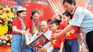 Photographer Nguyen A (in white) introduces his photo book to the public.