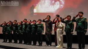 The film crew of “Mua Do” (Red Rain) at the closing ceremony of the “Vietnamese Cinema – A Journey of Light” film week.