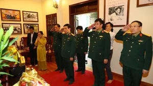 General Phan Van Giang offered incense in tribute to late Party General Secretary Le Kha Phieu. (Photo: Ministry of National Defence Portal)