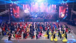 The “Ha Noi Tango” performance in Ha Noi Radio and Television’s “Peace Symphony 2025” programme sets a Viet Nam Record.