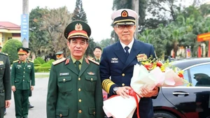 Defence Minister General Phan Van Giang welcomes Chinese Defence Minister Senior Lieutenant General Dong Jun during his visit to Commando Brigade 113. (Photo: qdnd.vn)