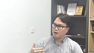 Malaysia-based researcher Enzo Sim Hong Jun grants an interview to the Vietnam News Agency. (Photo: VNA)
