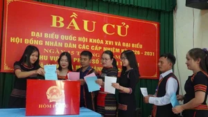 Voters in a mountainous area of Da Nang city cast their ballots. (Photo: VNA)