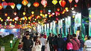 The Ha Noi Tourism Festival 2026 at Thong Nhat Park attracts large numbers of residents and visitors for sightseeing and hands-on experiences. (Photo: VNA)