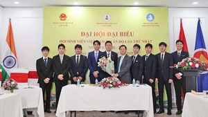 Ambassador Nguyen Thanh Hai (fifth from right) presents flowers to congratulate the first Executive Committee of the Vietnamese Students’ Association in India for the 2025–2027 tenure.