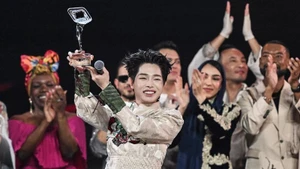Duc Phuc lifts the championship trophy. (Photo: SPUTNIK)