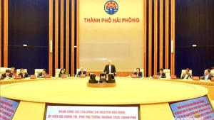 Overview of the working session between Permanent Deputy Prime Minister Nguyen Hoa Binh and the government delegation with leaders of Hai Phong City. (Photo: DUY THINH)