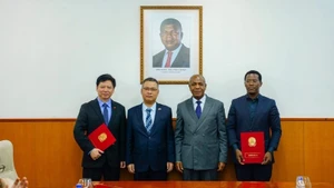 Angolan Minister of Agriculture and Forestry Isaac Maria dos Anjos and Ambassador Duong Chinh Chuc witness the signing. (Photo: Embassy of Viet Nam in Angola)