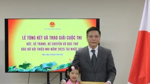Kim Tra My (left), a contestant, receives a certificate from the Vietnamese Embassy in Japan. (Photo: VNA)