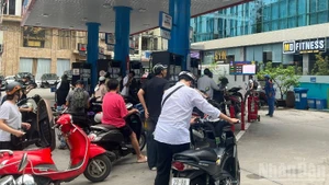 People purchase fuel at a petrol station in Hanoi amid strong fluctuations in domestic fuel prices following movements in the global market. (Photo: Minh Phuong)