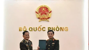 Minister of National Defence Gen. Phan Van Giang (R) hands over a gift to Secretary of State at the Cambodian Ministry of National Defence Gen. Prum Din at their meeting in Ha Noi on March 9 (Photo: qdnd.vn)