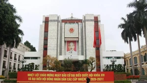 A banner welcoming the country's important political event installed at the headquarters of the Ha Noi People's Council and People's Committee. (Photo: VNA)