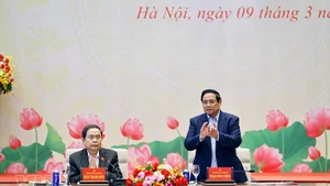 Prime Minister Pham Minh Chinh (right) and NA Chairman Tran Thanh Man co-chair the conference on March 9. (Photo: VNA)