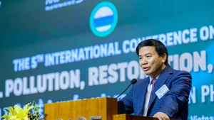 Prof. Hoang Chung Tham of Auburn University addresses the conference. (Photo: baoxaydung.vn)