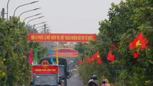 Mobile loudspeaker vehicles and banners used to promote the upcoming election in Vinh Vien commune, Can Tho city. (Photo: VNA)