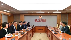 At the meeting between Deputy Minister of Finance Nguyen Duc Chi and Joseph Davidson, CEO of ClearOne and Vu Tu Thanh, Acting Regional Managing Director for ASEAN at the USABC. (Photo: mof.gov.vn)