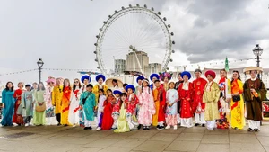 Vietnamese traditional costumes on parade in London. (Photo: Organising Committee)
