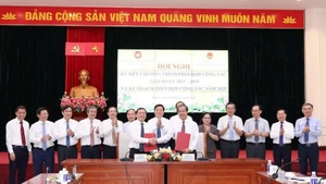 Leaders of the Party Central Committee’s Commission for Communication and Education and the Commission for Mass Mobilisation, in coordination with the Party Committee of the Ministry of Education and Training sign the 2025–2030 cooperation programme. (Photo: Tran Hiep)